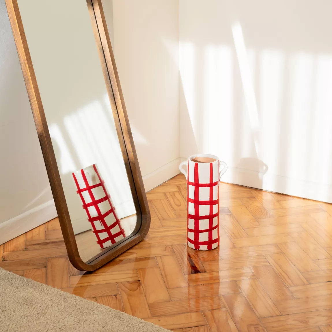 vase céramique peint à la main carreaux rouge et blanc