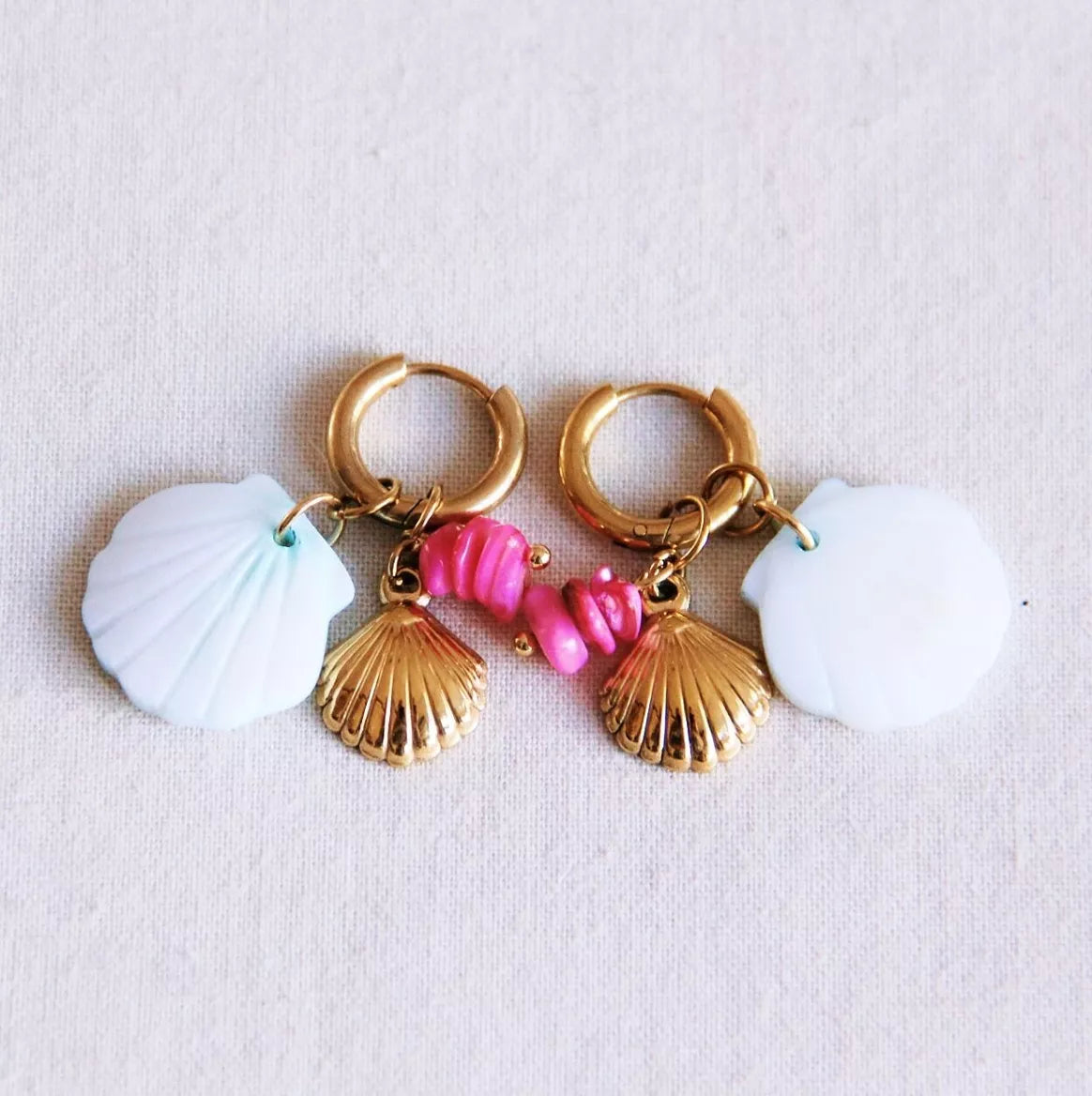 Boucles d'oreilles avec coquillage blanc, étoile de mer et tube - bleu clair et fuchsia - Bazou
