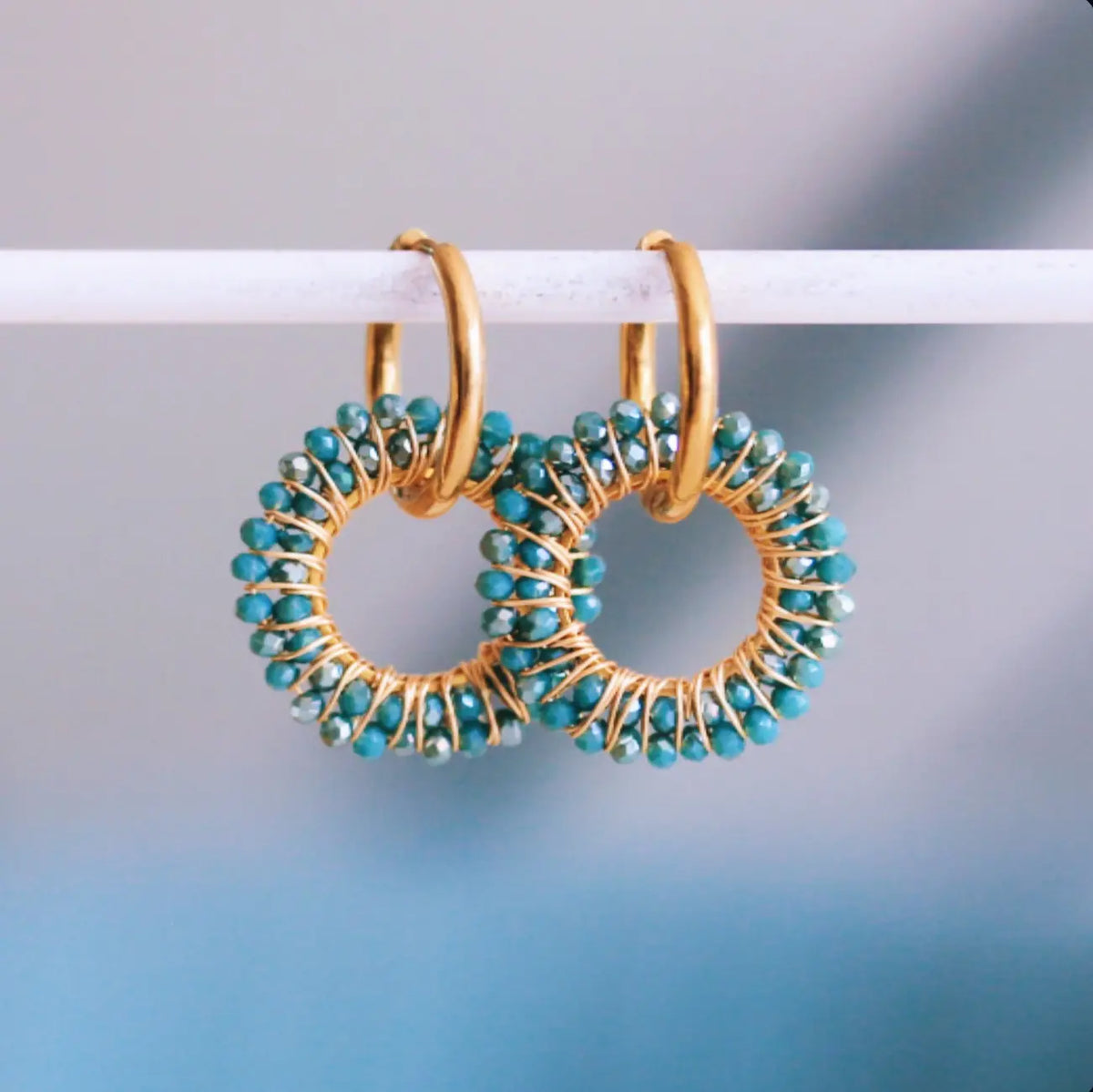 Boucle d'oreille avec pendentif rond à facettes émeraude – Bazou