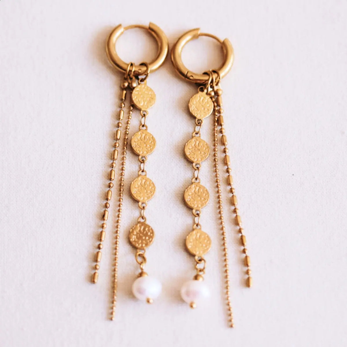 Boucle d'oreille créole avec pièces de monnaie, perle et cordons – Bazou