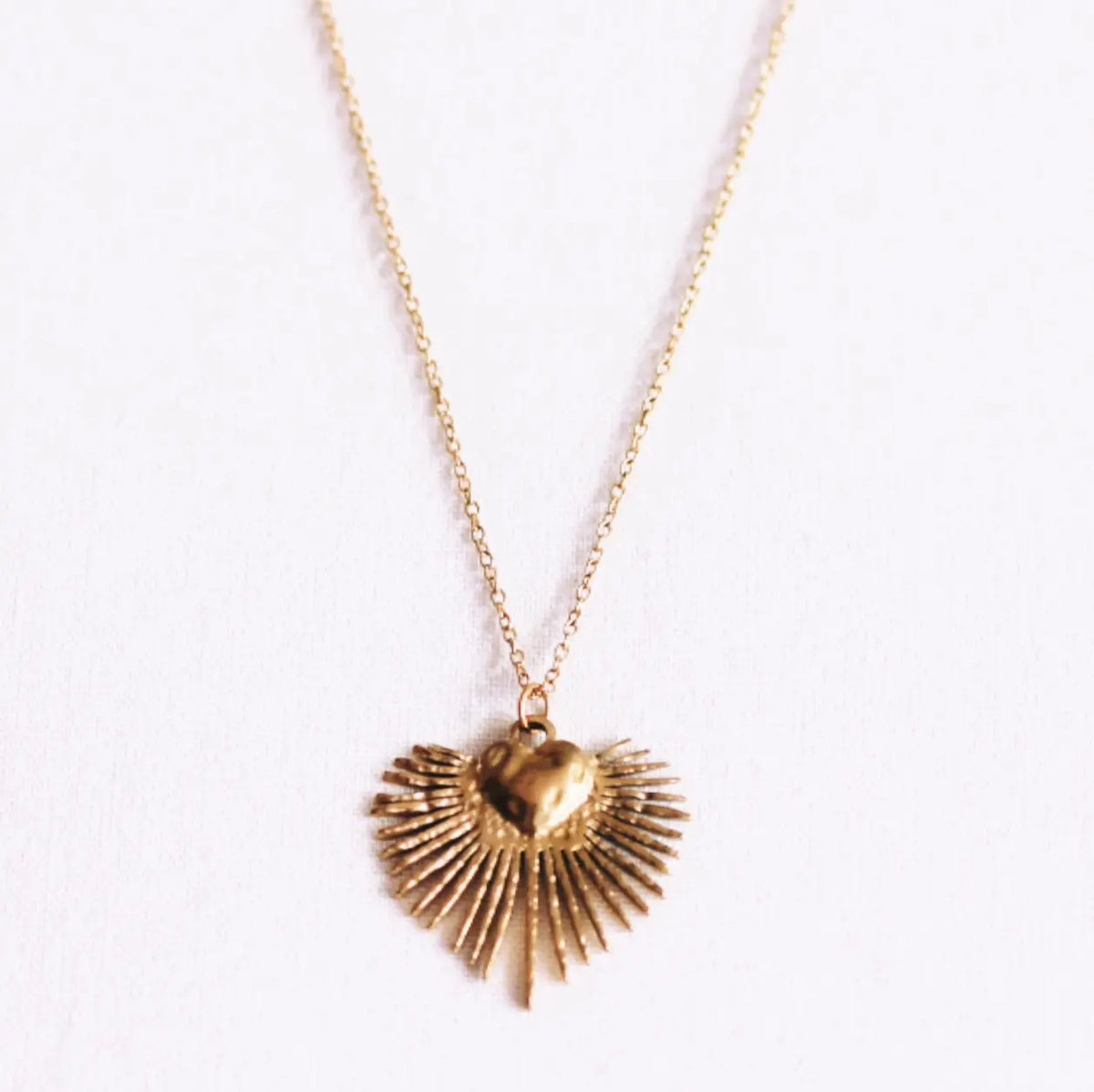 Collier orné d'un cœur et de rayons de soleil - Bazou