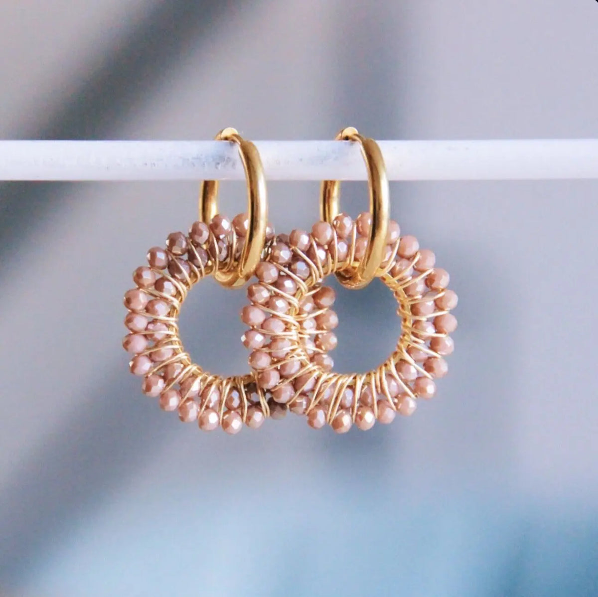 Boucle d'oreille avec pendentif rond à facettes mocha – Bazou