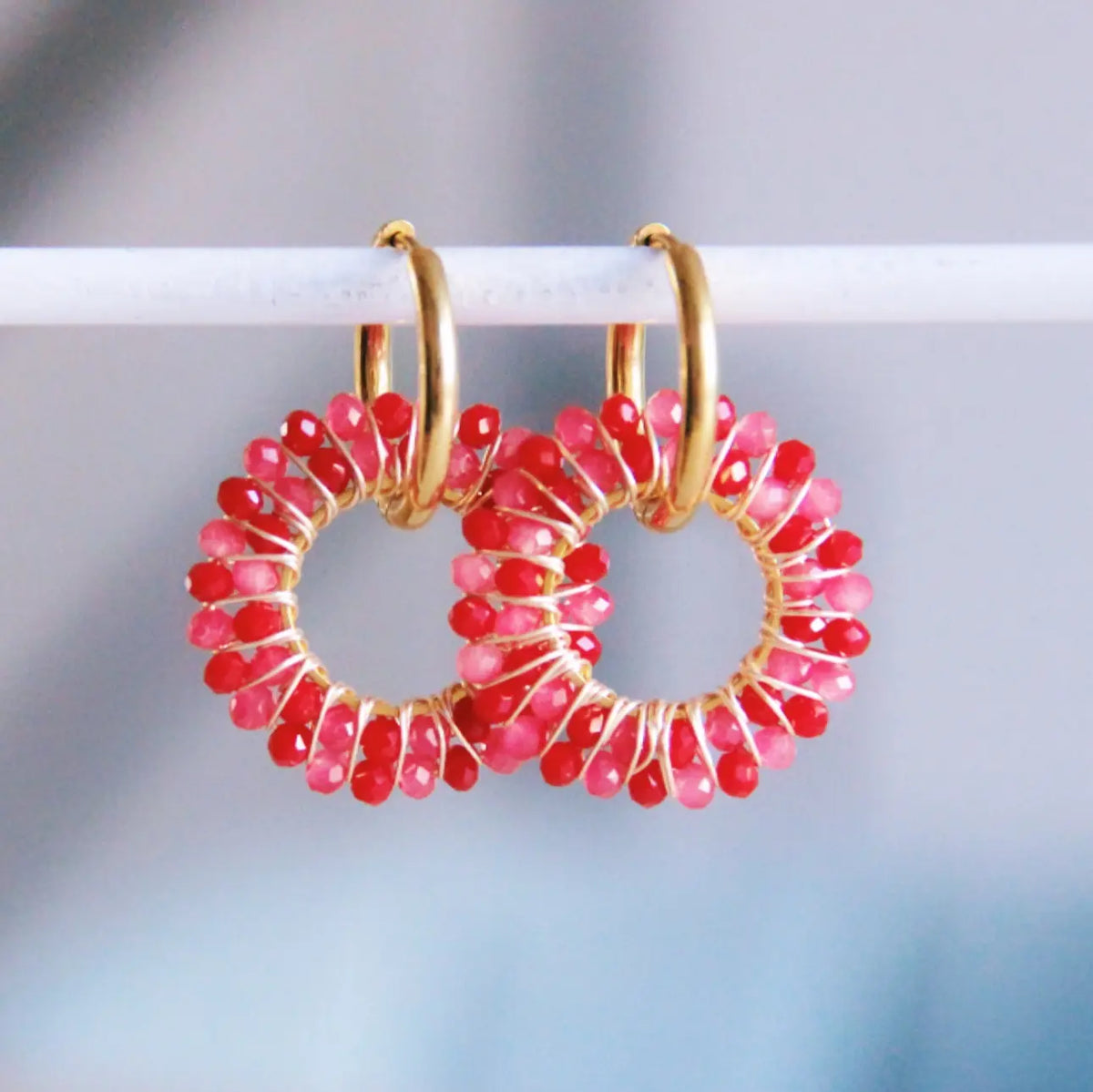 Boucle d'oreille avec pendentif rond à facettes cerise – Bazou