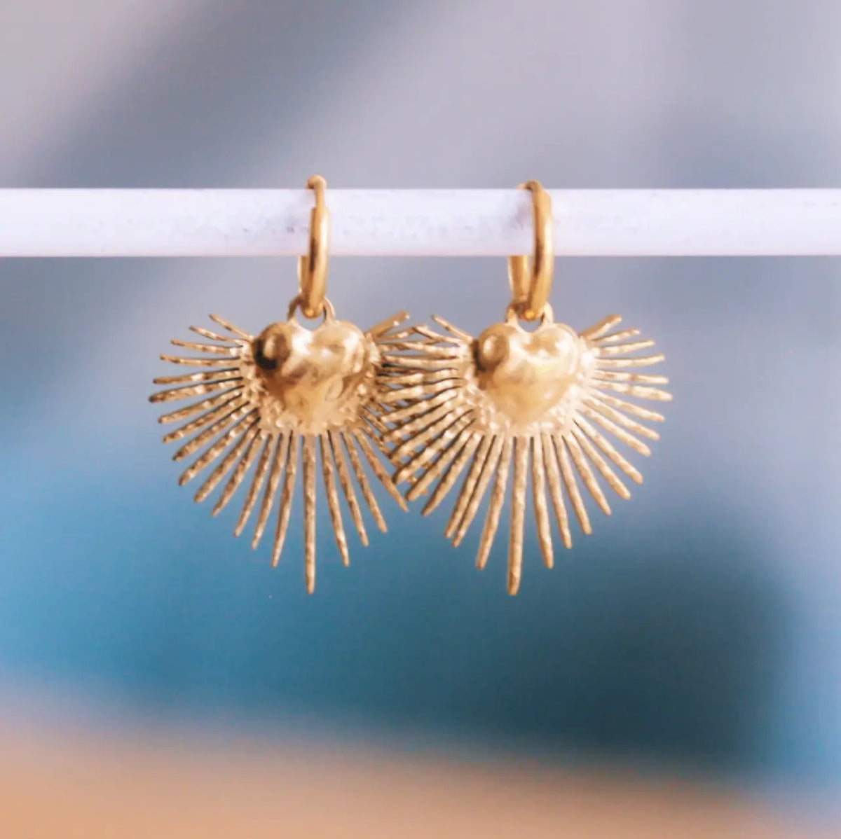 Boucles d'oreilles créoles avec cœur et rayons - doré – Bazou