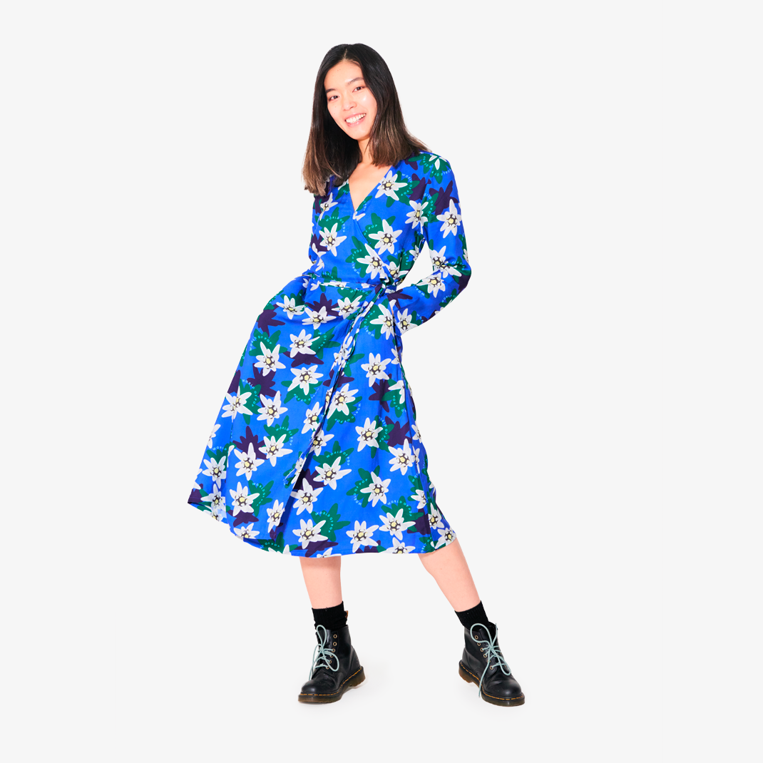 Robe portefeuille bleue imprimée "Edelweiss" en viscose ecovero pour adultes